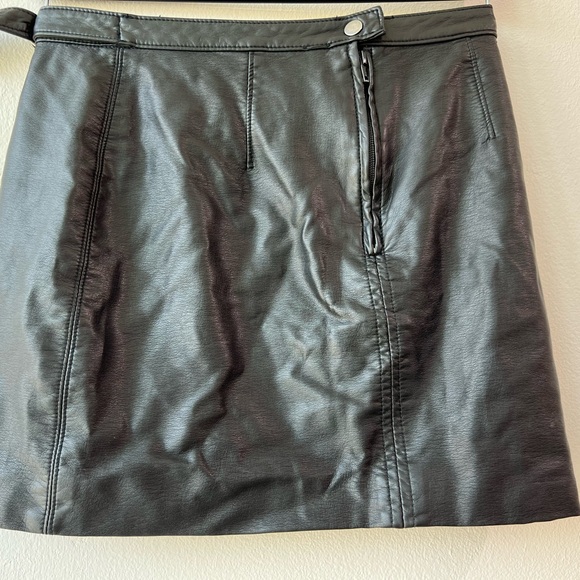 Free people faux leather mini skirt in size 4; Y2K, retro, bohemian - Picture 5 of 9